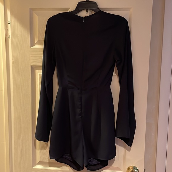 NWOT Pretty Little Thing Navy Bell Sleeve Romper in size 6 - Picture 6 of 8